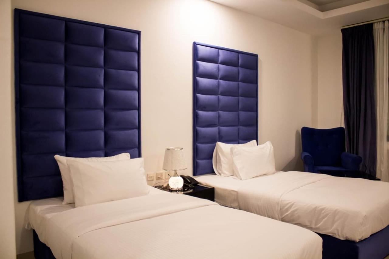 Parkside Plaza 3*