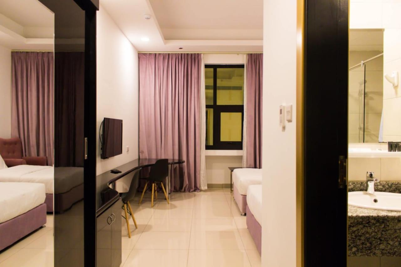 Parkside Plaza 3*